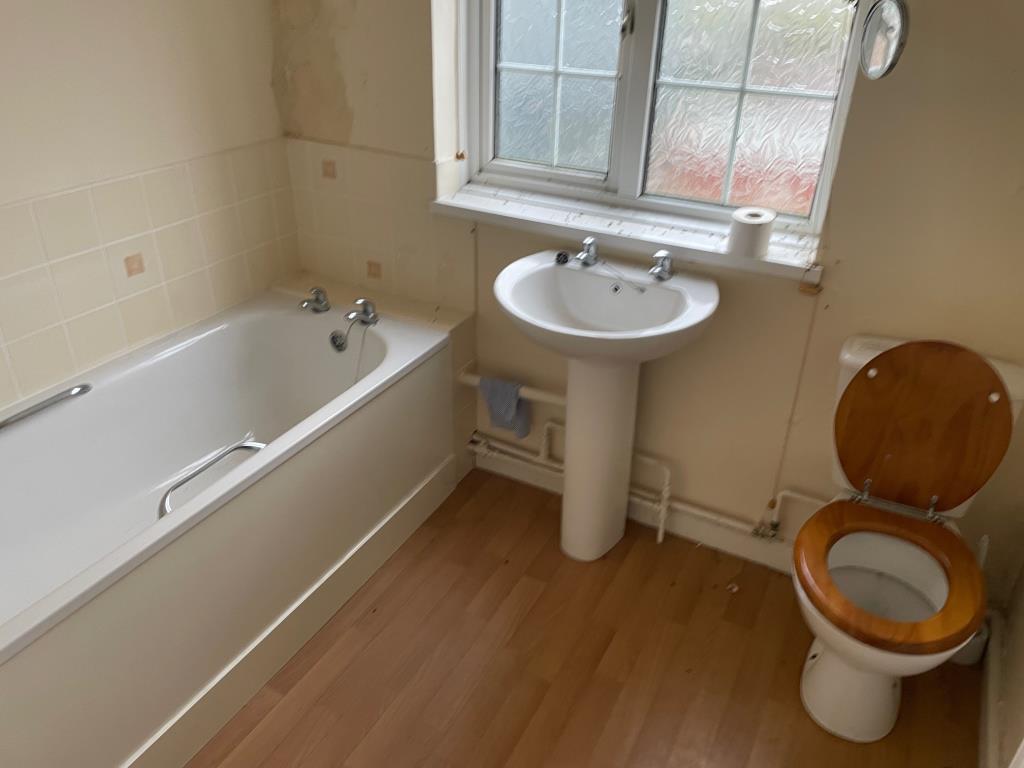 Lot: 64 - ATTRACTIVE THREE-BEDROOM HOUSE FOR IMPROVEMENT - bathroom